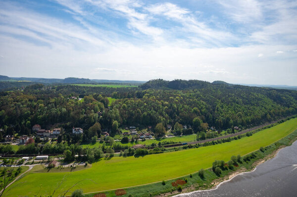 Швейцария, Саксон, Германия - 01 мая 2024 года - Пешие прогулки в Швейцарии Саксон и изучение ландшафта.