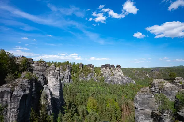 Sakson İsviçre, Almanya - 01 Mayıs 2024 - Sakson İsviçre 'de yürüyüş ve manzara keşfi.