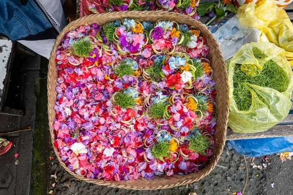 バリ島の市場で提供するために使用される花の花びらのバスケット — ストック写真