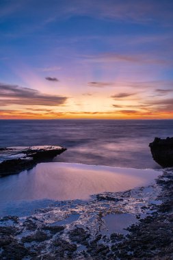Endonezya 'nın Nusa Lembongan Adası' ndaki Şeytan 'ın Gözyaşları' nda gün batımının pozunu çek.