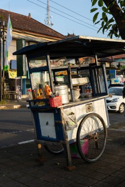 Endonezya, Bali 'de yemek satan bir sokak yemeği arabası.