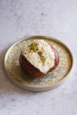 Bir tabak taze şam fıstıklı Maritozzo, İtalyan kahvaltısı tatlı, kremşantili Brioche arasında.