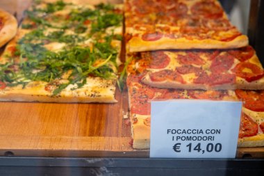 Cenova 'da bir mağazanın vitrininde taze pişmiş Focaccia ekmeği.