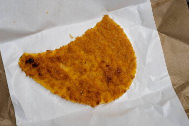 Bir dilim geleneksel Farinata di ceci (İtalyan sokak yemekleri nohutla yapılır) Cenova, socca