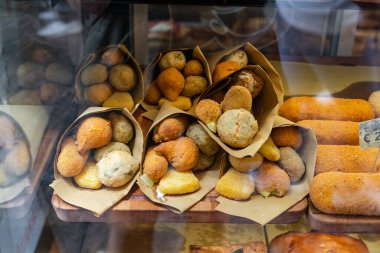 Napoli, İtalya 'da satılan bir çantada kızartılmış atıştırmalıklar (fritto misto)