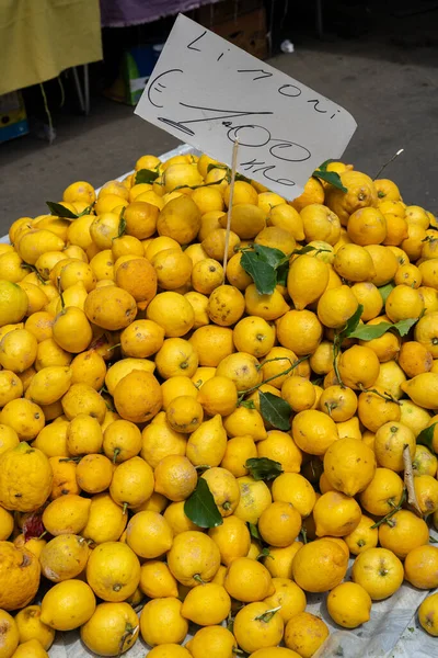 Verse Itailiaanse Citroenen Limoni Worden Verkocht Een Lokale Markt Sicilië — Stockfoto