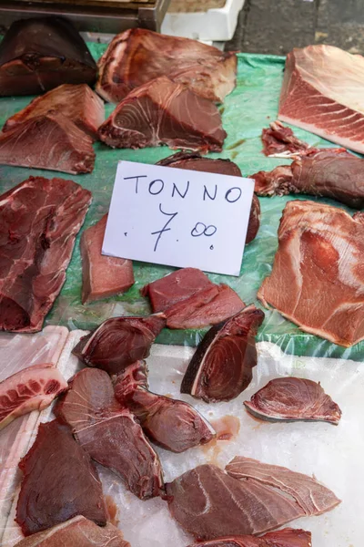 Taze ton balığı İtalya 'da bir pazarda Tonno (çeviri: tuna) ve dikey fiyat