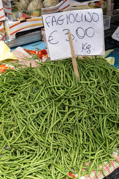 Świeża Zielona Fasola Tłumaczenie Fagionlini Sprzedawane Rynku Włochy Ceną — Zdjęcie stockowe