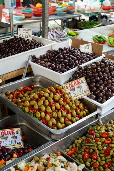 Olives Noires Vertes Vendues Dans Marché Italie Compris Siciliane Nero — Photo