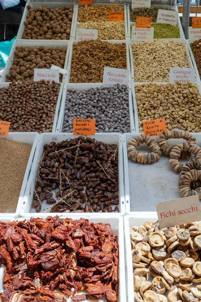 イタリアのシチリア島の市場で販売されている様々な乾燥ナッツや果物 — ストック写真