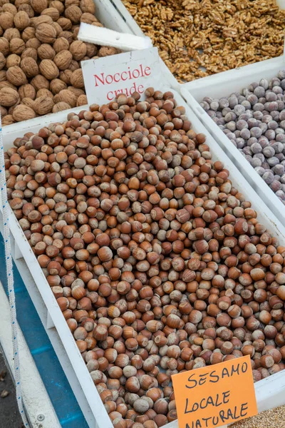 Čerstvé Syrové Lískové Ořechy Prodávané Místním Italském Trhu Překlad Noccioli — Stock fotografie