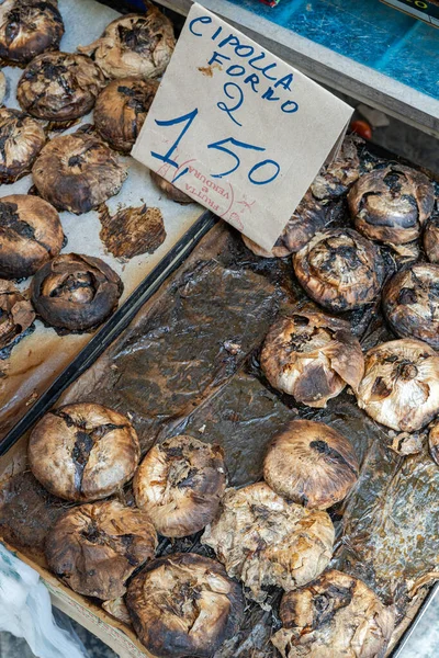 イタリアの市場で販売されている焼き玉ねぎ Cipolla Forno — ストック写真
