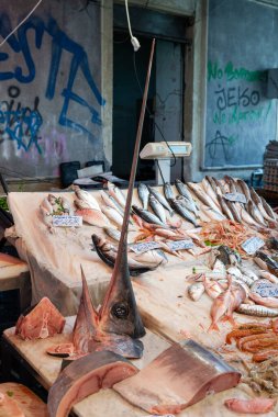 Sicilya 'da bir İtalyan balık pazarında satılan büyük kılıçbalığı kafalarını suçlayan taze balık.