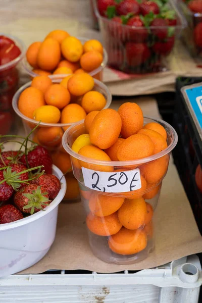 Yunanistan 'da yerel bir markette bir fincanda taze portakal meyvesi satılıyor.