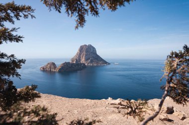 Es Vedra 'nın büyülü ve efsanevi kayası, İbiza, yatay