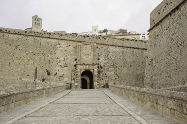 Taules Gatewa 'dan İbiza' ya Gri gökyüzü, yatay