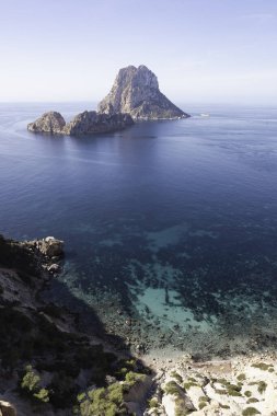 Es Vedra 'nın sihirli ve efsanevi kayası, İbiza, dikey