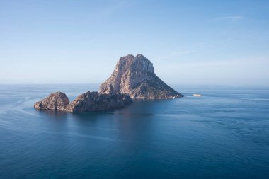 Es Vedra 'nın sihirli ve efsanevi kayası, İbiza, dikey