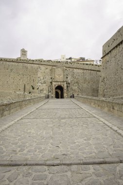 Taules Gatewa 'dan İbiza' ya Eski Şehir, gri gökyüzü, dikey