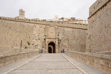 Taules Gatewa 'dan İbiza' ya Gri gökyüzü, yatay