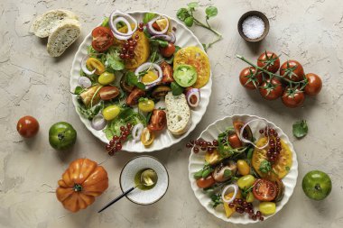 Tabakta soslu ve ekmekli domates salatası