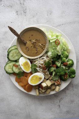 Taze sebzeli, fıstık soslu ve yumurtalı Endonezya Gado salatası