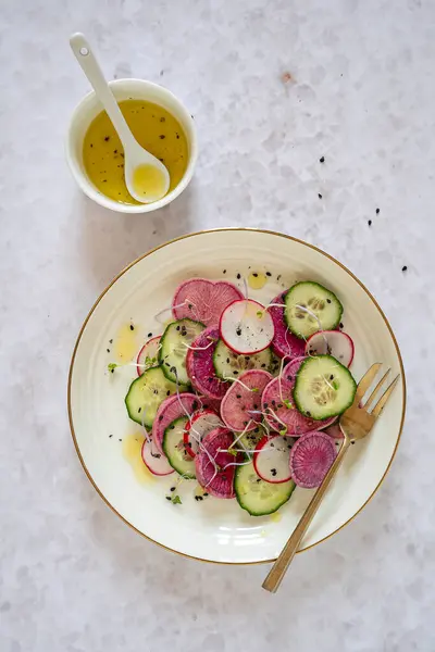 Salatalıklı ve karpuzlu taze bir salata.