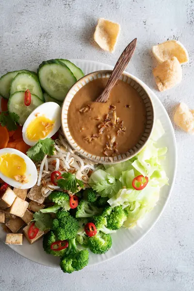 Taze sebze ve fıstık soslu Endonezya Gado salatası.