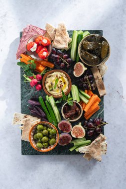 Renkli ve lezzetli bir mezze tabağı. Taze Speads, dips, sebze ve zeytinli.