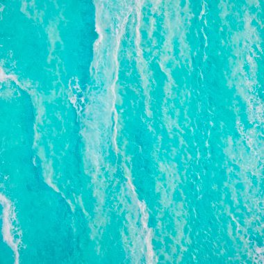 Kumlu sahilde güzel bir su dalgası