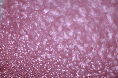 Pembe su damlalarının soyut arkaplanı cama düşer