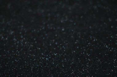 Arka plan bulanık. Siyah arkaplanda simler.