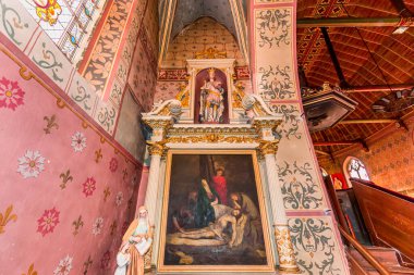 BELLEME, ORNE, FRANCE, 28 Mart 2022: kilise azizi Sauveur 'ün iç mimari dekorları