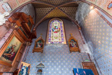 BELLEME, ORNE, FRANCE, 28 Mart 2022: kilise azizi Sauveur 'ün iç mimari dekorları
