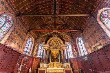 BELLEME, ORNE, FRANCE, 28 Mart 2022: kilise azizi Sauveur 'ün iç mimari dekorları
