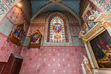 BELLEME, ORNE, FRANCE, 28 Mart 2022: kilise azizi Sauveur 'ün iç mimari dekorları