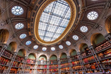 PARIS, FRANCE, ECTOBER 20, 2022: Ulusal Kütüphane 'deki Oval okuma odası, Richelieu sitesi, Paris, Fransa, mimarlar Jean-Louis Pascal tarafından inşa edildi. ve Alfred Recoura, 1897 'den 1932' ye kadar.