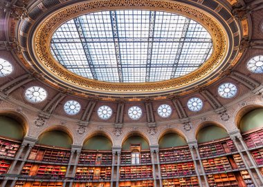 PARIS, FRANCE, ECTOBER 20, 2022: Ulusal Kütüphane 'deki Oval okuma odası, Richelieu sitesi, Paris, Fransa, mimarlar Jean-Louis Pascal tarafından inşa edildi. ve Alfred Recoura, 1897 'den 1932' ye kadar.
