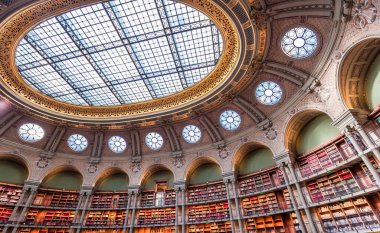 PARIS, FRANCE, ECTOBER 20, 2022: Ulusal Kütüphane 'deki Oval okuma odası, Richelieu sitesi, Paris, Fransa, mimarlar Jean-Louis Pascal tarafından inşa edildi. ve Alfred Recoura, 1897 'den 1932' ye kadar.