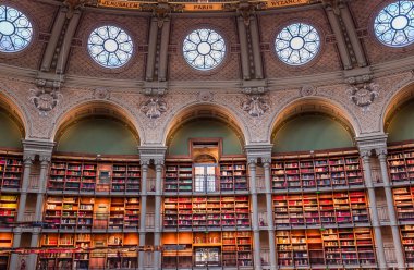 PARIS, FRANCE, ECTOBER 20, 2022: Ulusal Kütüphane 'deki Oval okuma odası, Richelieu sitesi, Paris, Fransa, mimarlar Jean-Louis Pascal tarafından inşa edildi. ve Alfred Recoura, 1897 'den 1932' ye kadar.