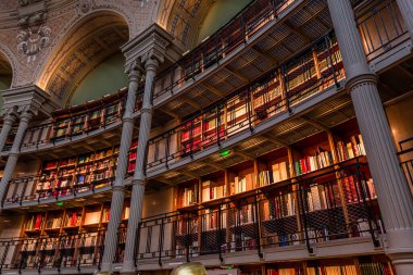 PARIS, FRANCE, ECTOBER 20, 2022: Ulusal Kütüphane 'deki Oval okuma odası, Richelieu sitesi, Paris, Fransa, mimarlar Jean-Louis Pascal tarafından inşa edildi. ve Alfred Recoura, 1897 'den 1932' ye kadar.