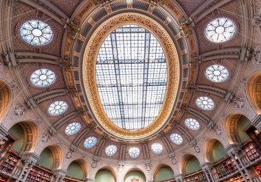 PARIS, FRANCE, ECTOBER 20, 2022: Ulusal Kütüphane 'deki Oval okuma odası, Richelieu sitesi, Paris, Fransa, mimarlar Jean-Louis Pascal tarafından inşa edildi. ve Alfred Recoura, 1897 'den 1932' ye kadar.