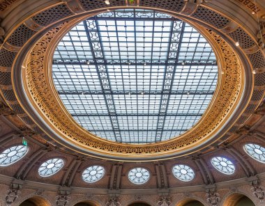 PARIS, FRANCE, ECTOBER 20, 2022: Ulusal Kütüphane 'deki Oval okuma odası, Richelieu sitesi, Paris, Fransa, mimarlar Jean-Louis Pascal tarafından inşa edildi. ve Alfred Recoura, 1897 'den 1932' ye kadar.