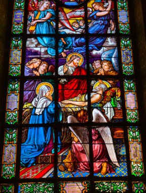 LA ROCHELLE, CHARENTE MARITIME, FRANCE, 16 Eylül 2022: Saint Louis katedralindeki vitray camlarının detayları, Antoine Lusson atölyesi, 19. yüzyıl