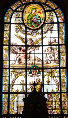 LA ROCHELLE, CHARENTE MARITIME, FRANCE, 16 Eylül 2022: Saint Louis katedralindeki vitray camlarının detayları, Lobin atölyesi, 19. yüzyıl