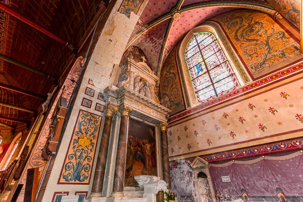 BELLEME, ORNE, FRANCE, 28 Mart 2022: kilise azizi Sauveur 'ün iç mimari dekorları