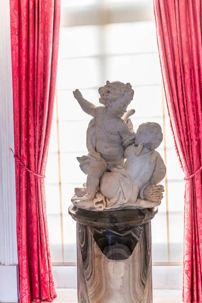 CHAMPS SUR MARNE, FRANCE, Kasım 02, 2022: Fransa, Paris yakınlarındaki Champs sur Marne şatosunun iç mimarisi ve dekorasyonu