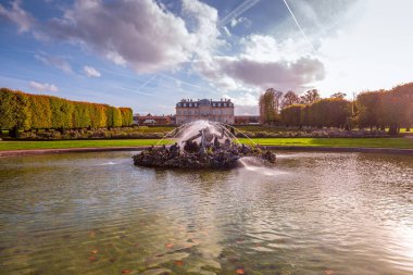 CHAMPS SUR MARNE, FRANCE, Kasım 02, 2022: Fransa, Paris yakınlarındaki Champs sur Marne şatosunun dış mekanı ve parkı