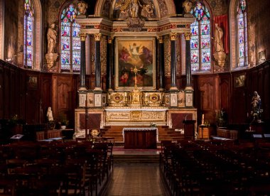 BELLEME, ORNE, FRANCE, 28 Mart 2022: kilise azizi Sauveur 'ün vitray süslemeleri