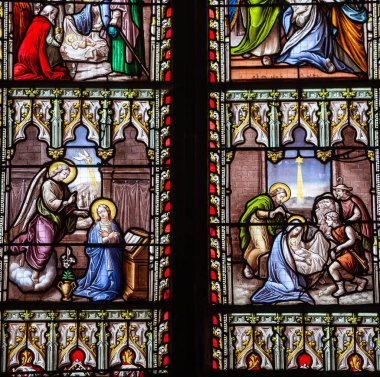 BELLEME, ORNE, FRANCE, 28 Mart 2022: kilise azizi Sauveur 'ün vitray süslemeleri